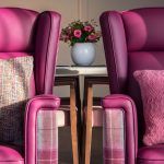 Referentie interieur roze woonkamer ouderenzorg nieuwbouw verpleeghuis Carinova locatie Sint Jozef