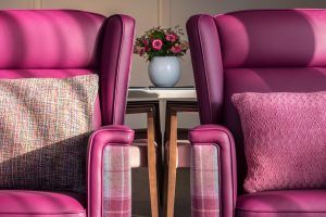Referentie interieur roze woonkamer ouderenzorg nieuwbouw verpleeghuis Carinova locatie Sint Jozef